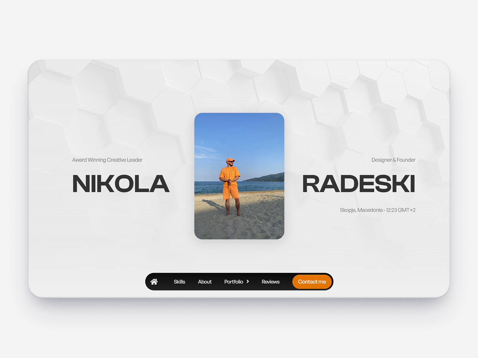 3D Interactive Hero Section on Scroll