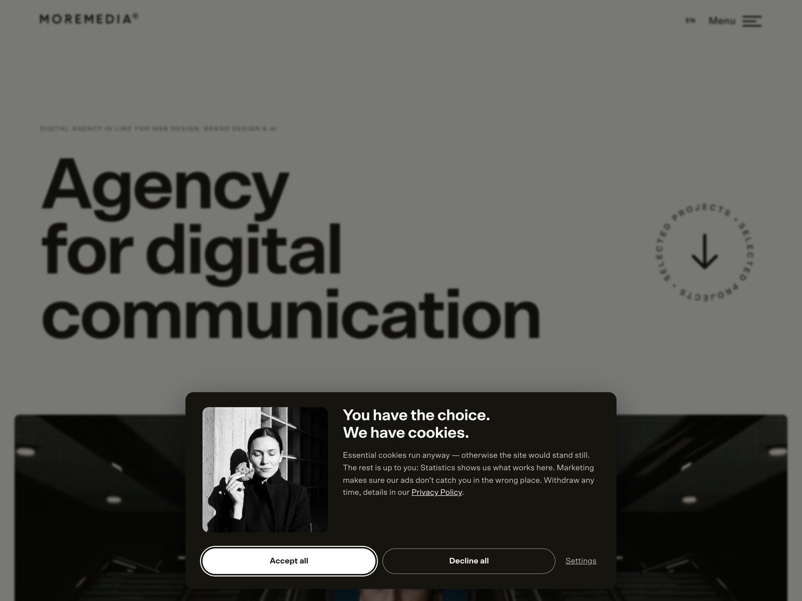 Cookie Consent Banner with Live Photo Swap