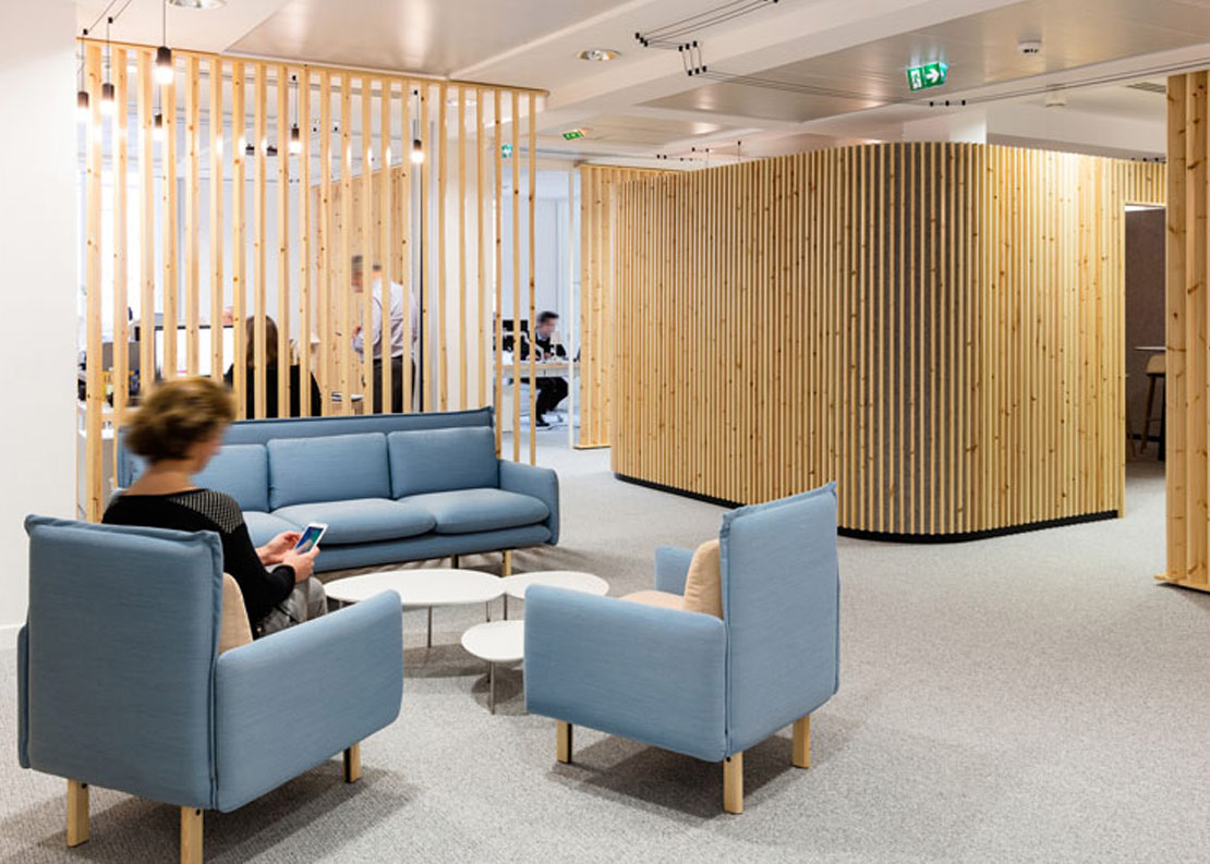 Clever wood usage / La Parisienne Assurance