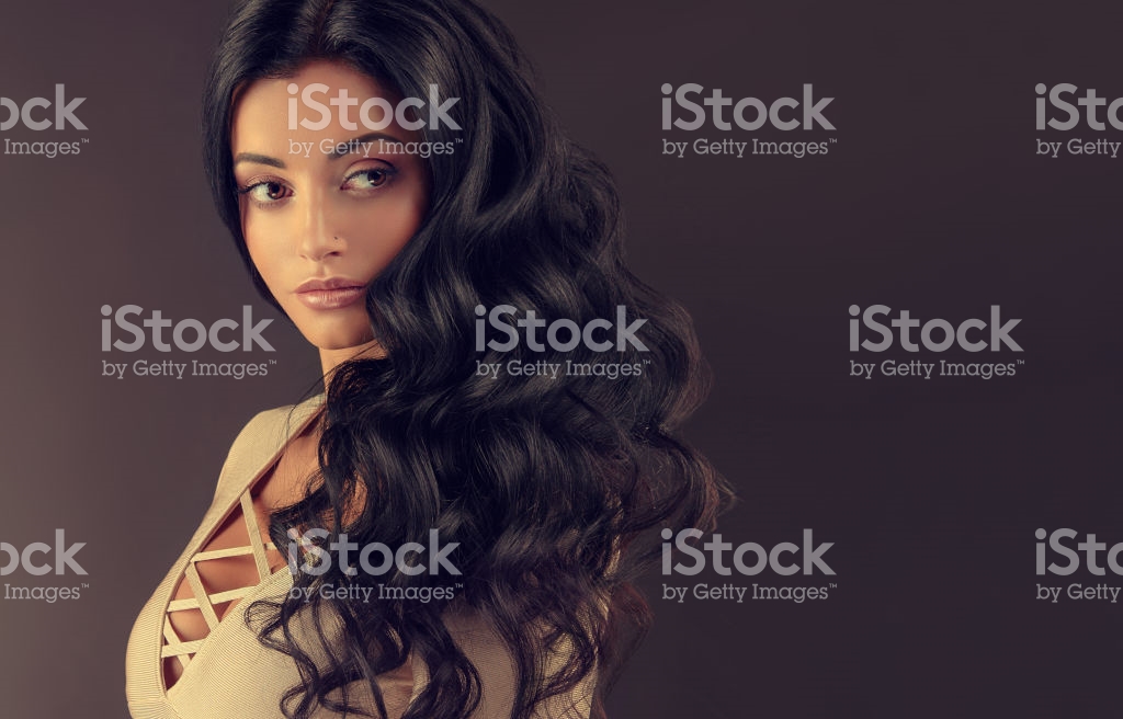 Black Haired Woman With Voluminous Shiny And Curly Hairstylefrizzy Hair — стоковые фотографии и другие картинки Волосы | iStock
